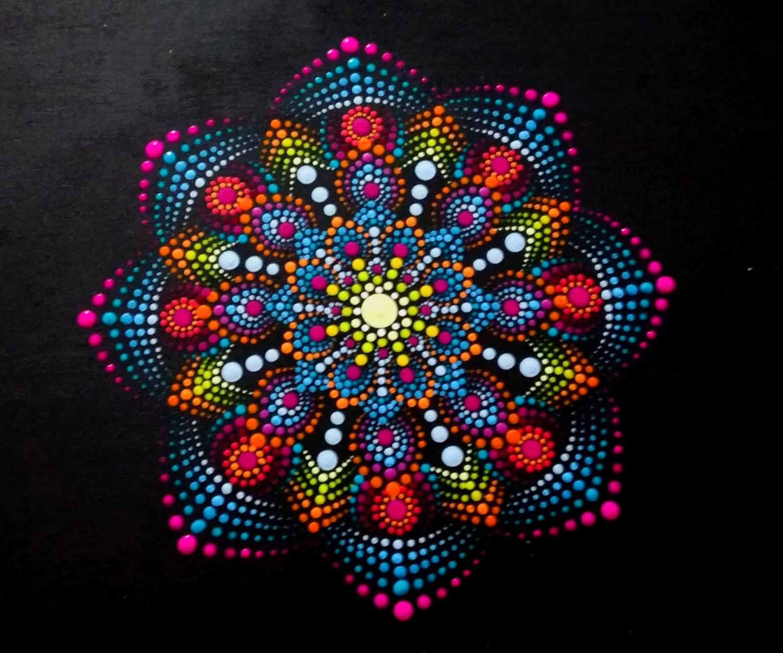 Detalles de una flor mandala artesanal en puntillismo Neuronal