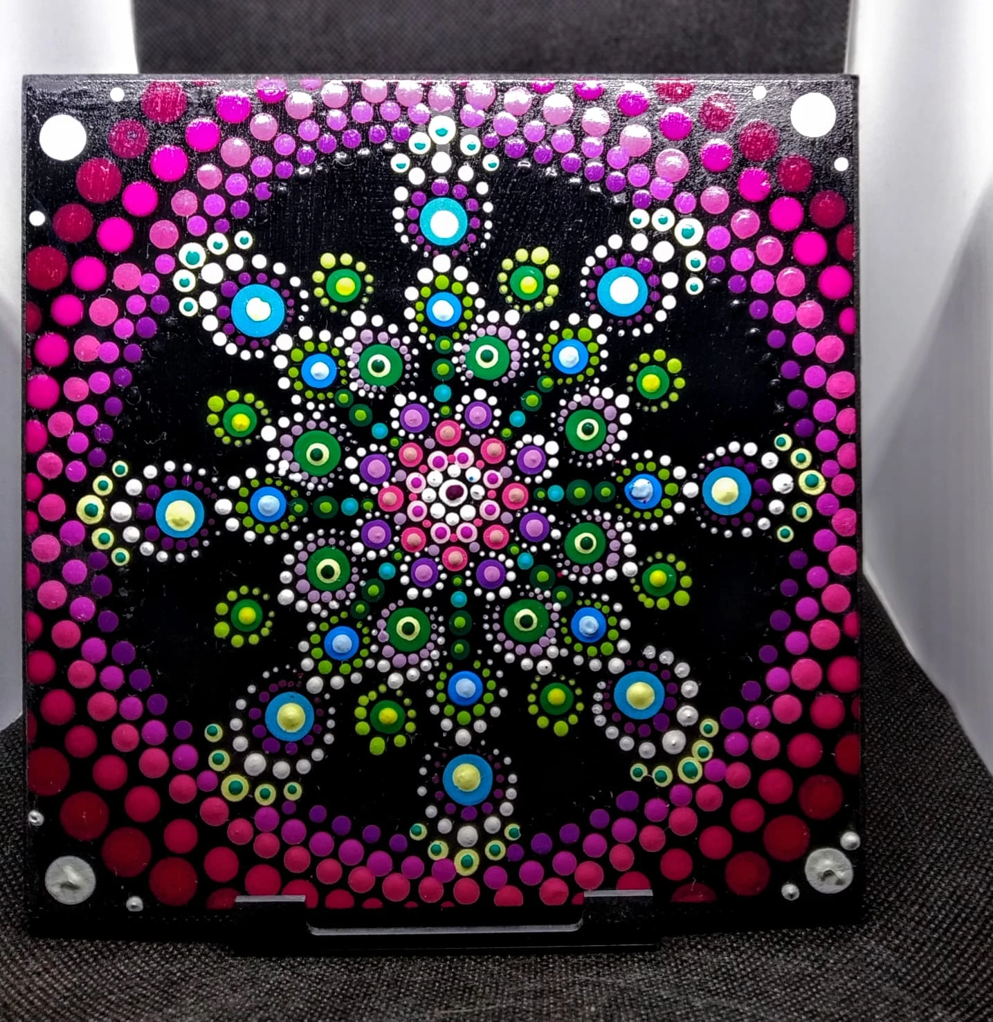 Órbita violeta, mandala en puntillismo Neuronal México